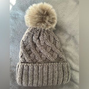 Knit gray beanie with fur Pom